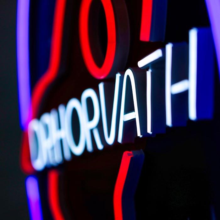 Modernes Neonlogo „DrHorvath“ in der Zahnarztpraxis Jestetten bei Zürich – Spezialist für Invisalign, Veneers, Kronen und Zahnkorrekturen.