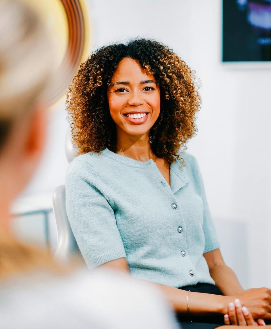 Patientin wird von Dr. Nicole Horvath zu Invisalign und Kieferorthopädie in der Zahnarztpraxis Jestetten beraten.