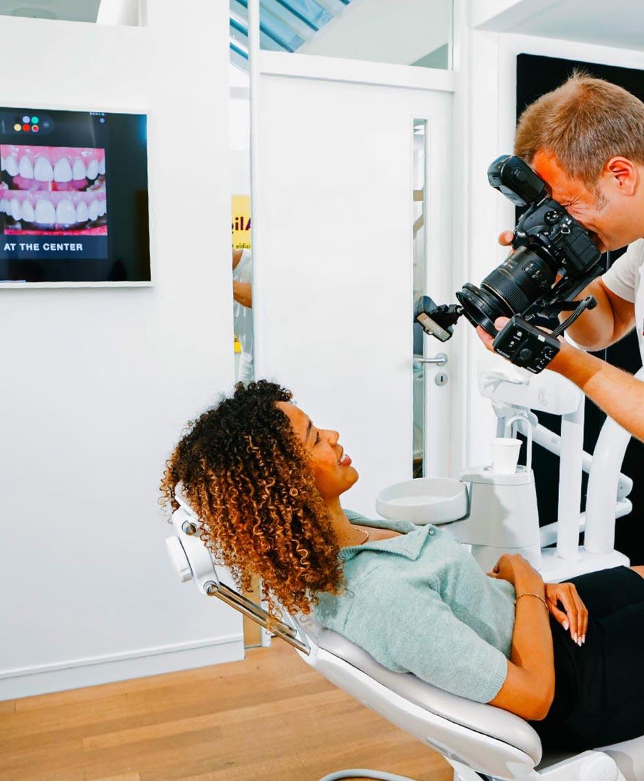 Nahaufnahme der Patientin beim Fotoshooting in der Zahnarztpraxis Dr. Horvath – Dokumentation für ästhetische Zahnbehandlungen.