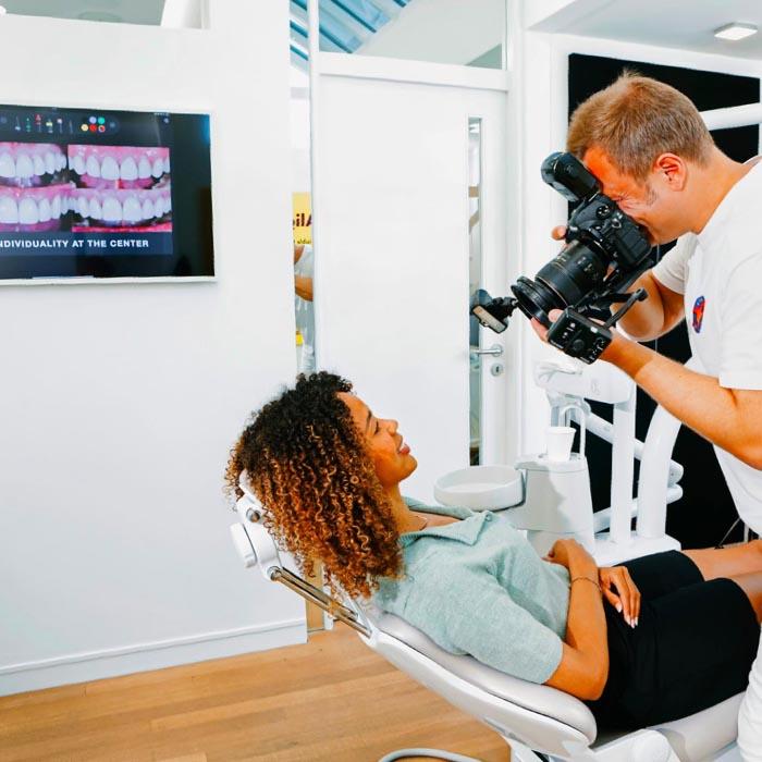 Nahaufnahme der Patientin beim Fotoshooting in der Zahnarztpraxis Dr. Horvath – Dokumentation für ästhetische Zahnbehandlungen.