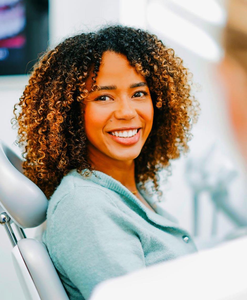 Zufriedene Patientin bei der Invisalign- oder Kieferorthopädie-Beratung in der Zahnarztpraxis Dr. Horvath in Jestetten.