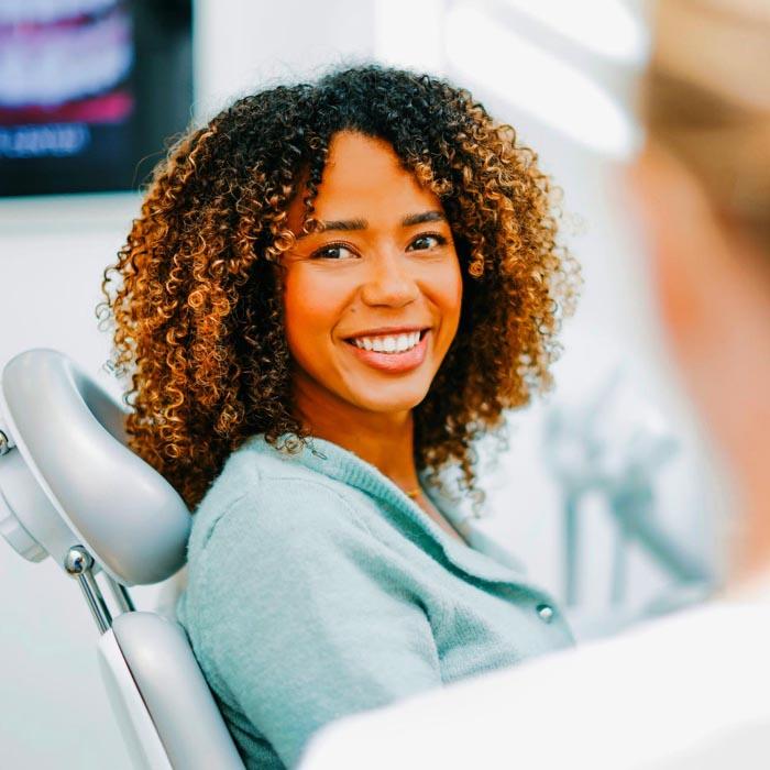 Zufriedene Patientin bei der Invisalign- oder Kieferorthopädie-Beratung in der Zahnarztpraxis Dr. Horvath in Jestetten.