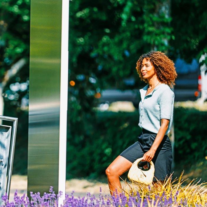 Patientin vor der Zahnarztpraxis Dr. Horvath in Jestetten – moderne Zahnmedizin, Invisalign, Veneers und Zahnsanierung.