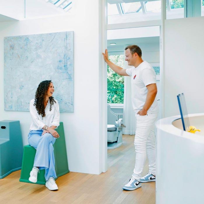 Dr. Sebastian Horvath, Zahnarzt in Jestetten bei Zürich, begrüßt Patientin herzlich in moderner Praxis – Invisalign, Veneers und ästhetische Zahnmedizin.