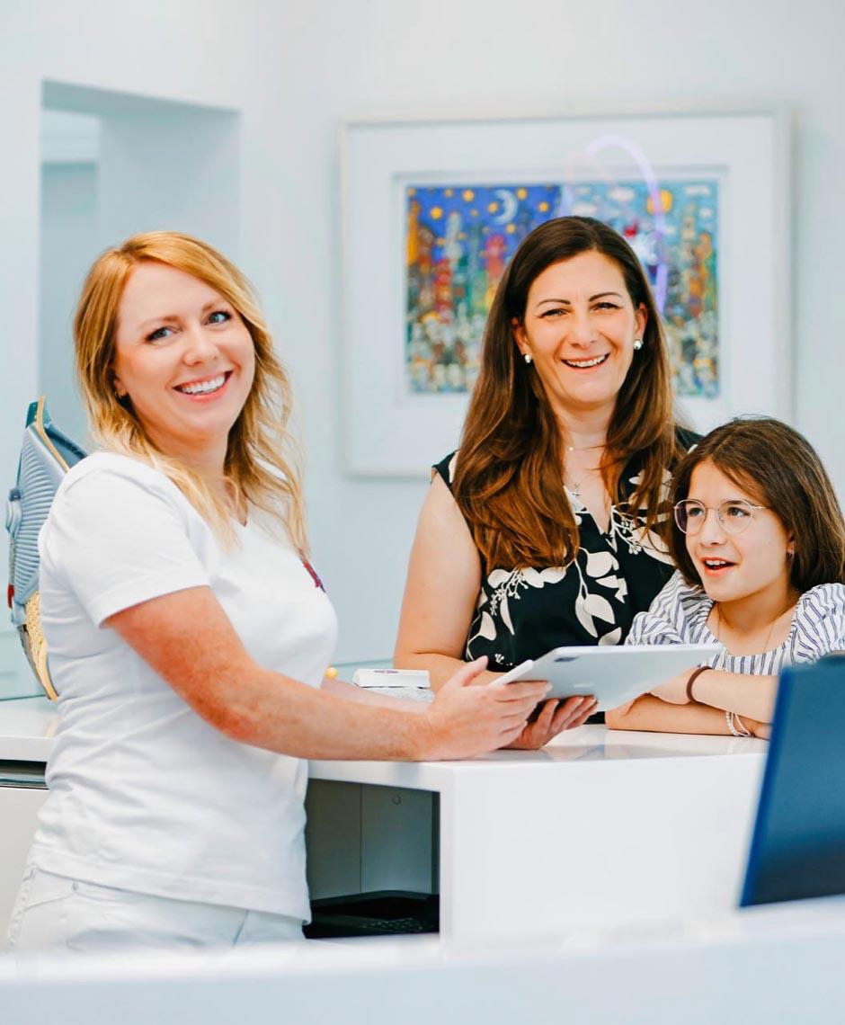 Freundliches Team am Empfang der Zahnarztpraxis Dr. Horvath in Jestetten bei Zürich begrüßt Patienten herzlich.