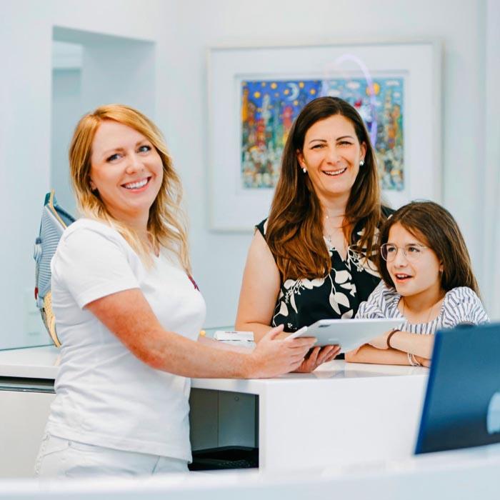 Freundliches Team am Empfang der Zahnarztpraxis Dr. Horvath in Jestetten bei Zürich begrüßt Patienten herzlich.