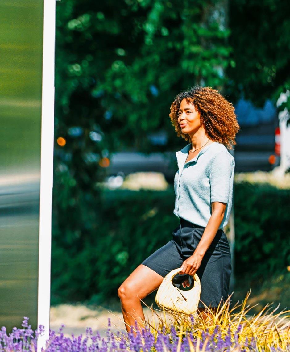 Patientin vor der Zahnarztpraxis Dr. Horvath in Jestetten – moderne Zahnmedizin, Invisalign, Veneers und Zahnsanierung.