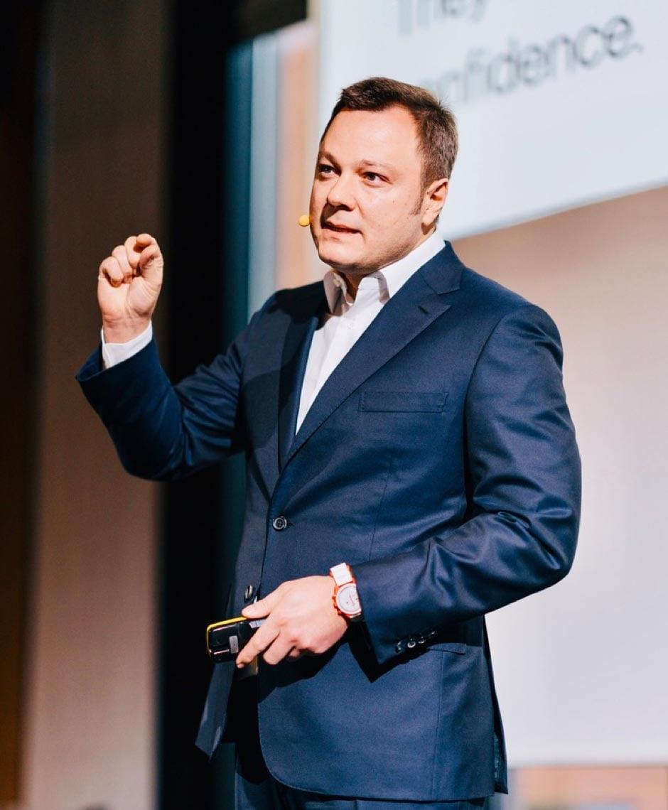 Dr. Sebastian Horvath hält einen spannenden Vortrag über moderne Zahnmedizin und innovative Behandlungsmethoden. Erleben Sie fachliche Expertise und wertvolle Einblicke in neueste Technologien und ästhetische Korrekturen.