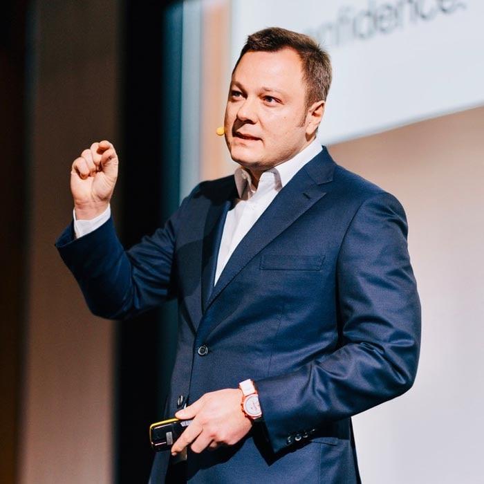 Dr. Sebastian Horvath hält einen spannenden Vortrag über moderne Zahnmedizin und innovative Behandlungsmethoden. Erleben Sie fachliche Expertise und wertvolle Einblicke in neueste Technologien und ästhetische Korrekturen.