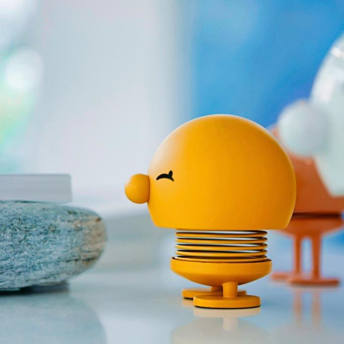 Gelber Hoptimist als fröhliches Dekoelement in der Zahnarztpraxis Dr. Horvath in Jestetten bei Zürich – Kinder und Erwachsene fühlen sich wohl.