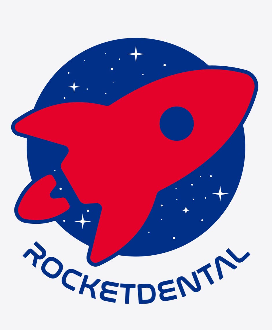 Logo der Rocket Dental GmbH. Rote Rakete vor blauem Hintergrund mit Sternen.