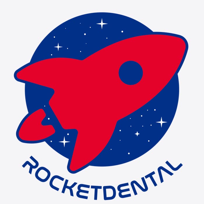 Logo der Rocket Dental GmbH. Rote Rakete vor blauem Hintergrund mit Sternen.