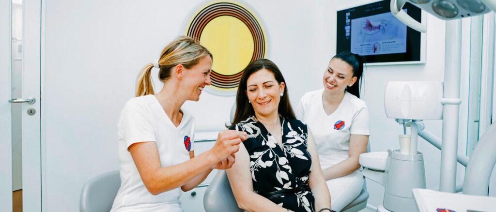 Invisalign-Beratung mit Dr. Nicole Horvath zur unsichtbaren Zahnkorrektur