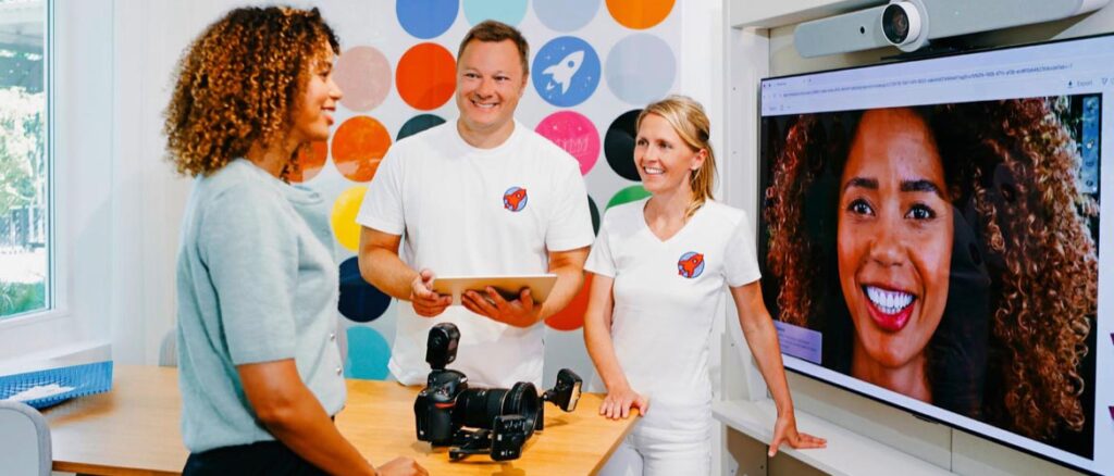 Dr. Nicole Horvath und Dr. Sebastian Horvath bei der digitalen Ästhetik-Beratung einer Patientin am großen Bildschirm in der Zahnarztpraxis