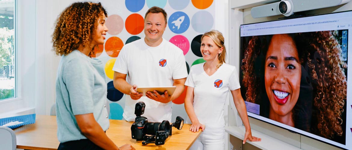 Dr. Nicole Horvath und Dr. Sebastian Horvath bei der digitalen Ästhetik-Beratung einer Patientin am großen Bildschirm in der Zahnarztpraxis