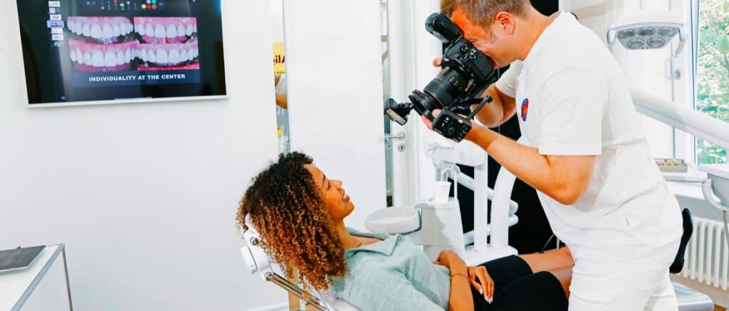 Dr. Sebastian Horvath erstellt professionelle Dentalfotos einer Patientin zur Planung natürlich schöner Zähne