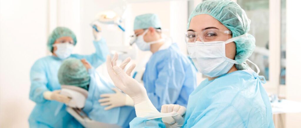 Chirurgische Behandlungssituation während einer zahnärztlichen Operation in der Praxis