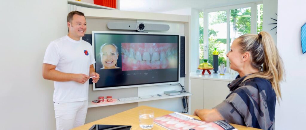 Zufriedene Patientin lächelt nach erfolgreicher Zahnbehandlung in der Praxis