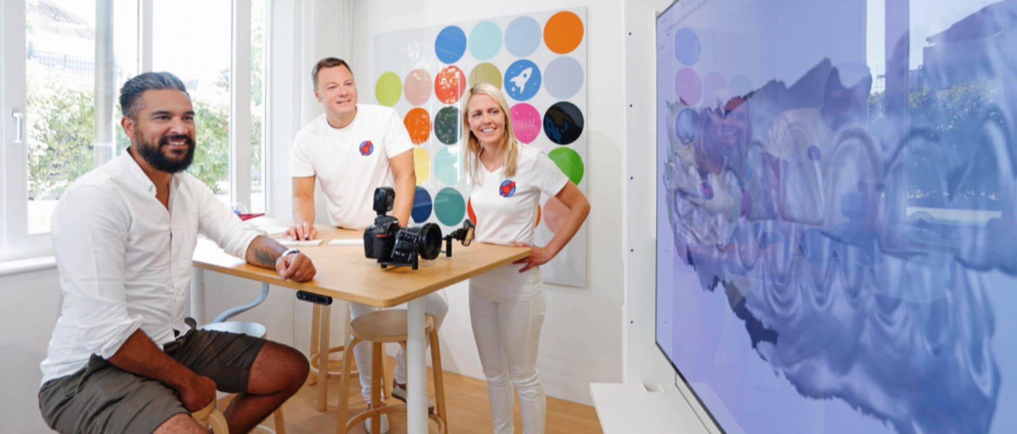 Dr. Nicole Horvath und Dr. Sebastian Horvath im Beratungsgespräch mit einem Patienten zum Digital Smile Design; gemeinsam betrachten sie die digitale Behandlungsplanung am Bildschirm.