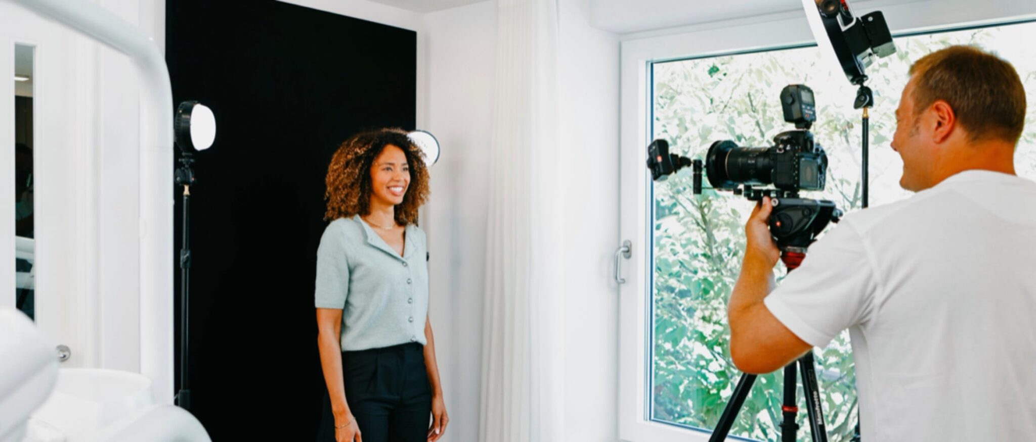 Dr. Sebastian Horvath bespricht mit einer Patientin die ästhetische Behandlungsplanung im praxiseigenen Videostudio in Jestetten