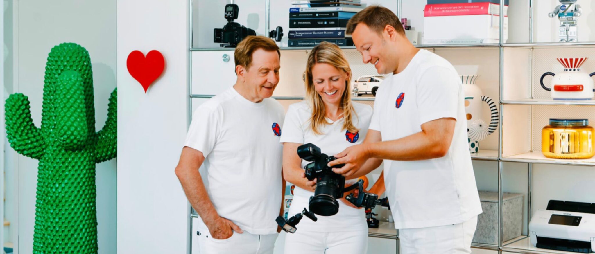 Dr. Sebastian Horvath, Dr. Nicole Horvath und Dr. Domonkos Horvath betrachten gemeinsam eine Aufnahme auf dem Kamerabildschirm in der Zahnarztpraxis Dr. Horvath in Jestetten.