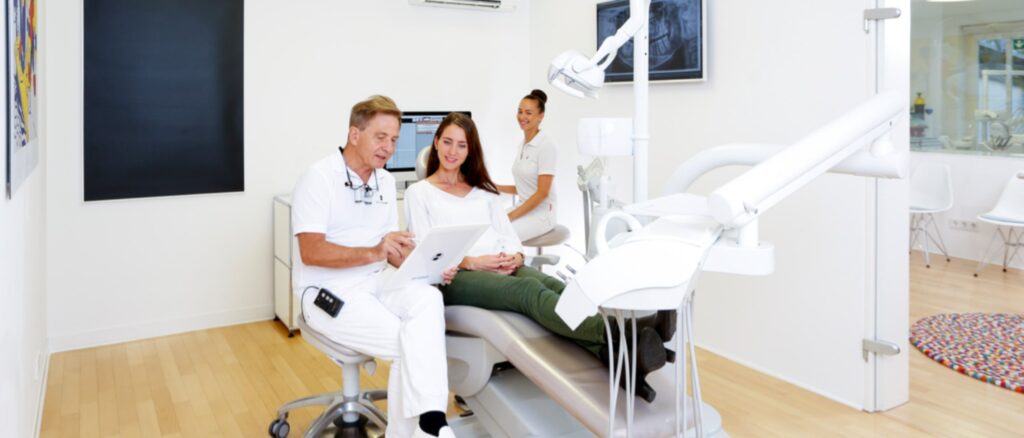 Dr. Domonkos Horvath berät eine Patientin in der Zahnarztpraxis Dr. Horvath in Jestetten – persönliche Betreuung seit 1985