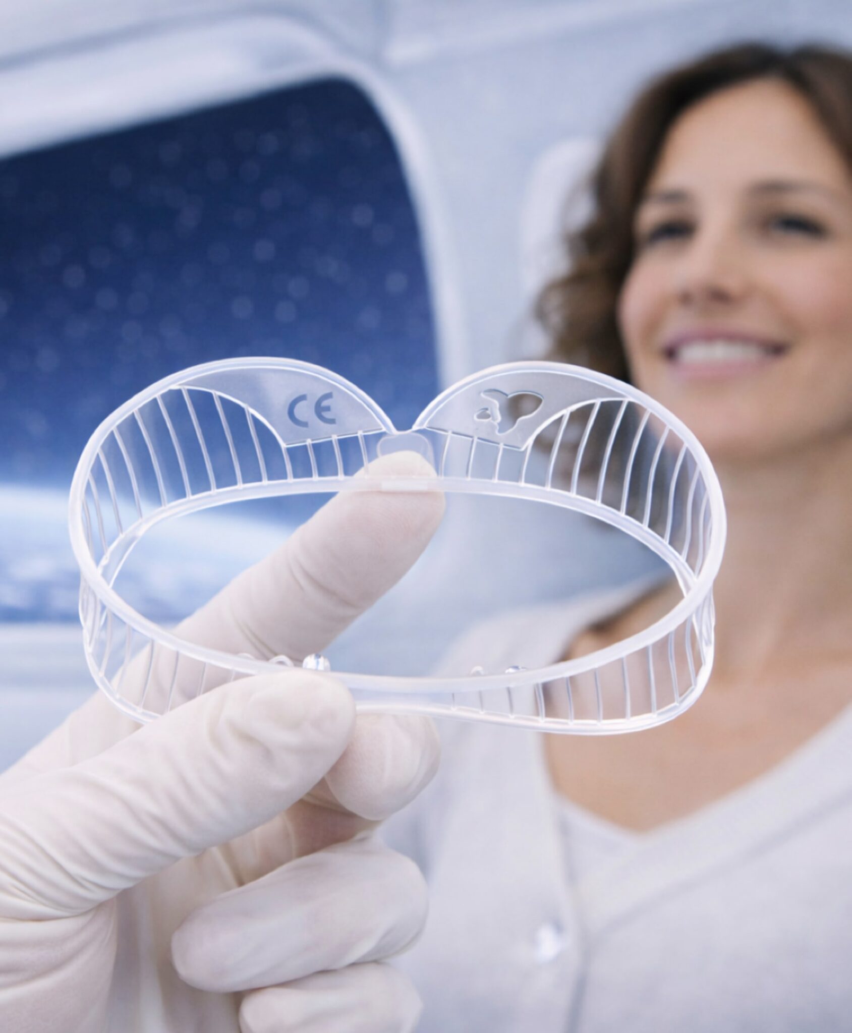 Ring Lip Retractor im Einsatz – Produktbild mit Patientin im Hintergrund