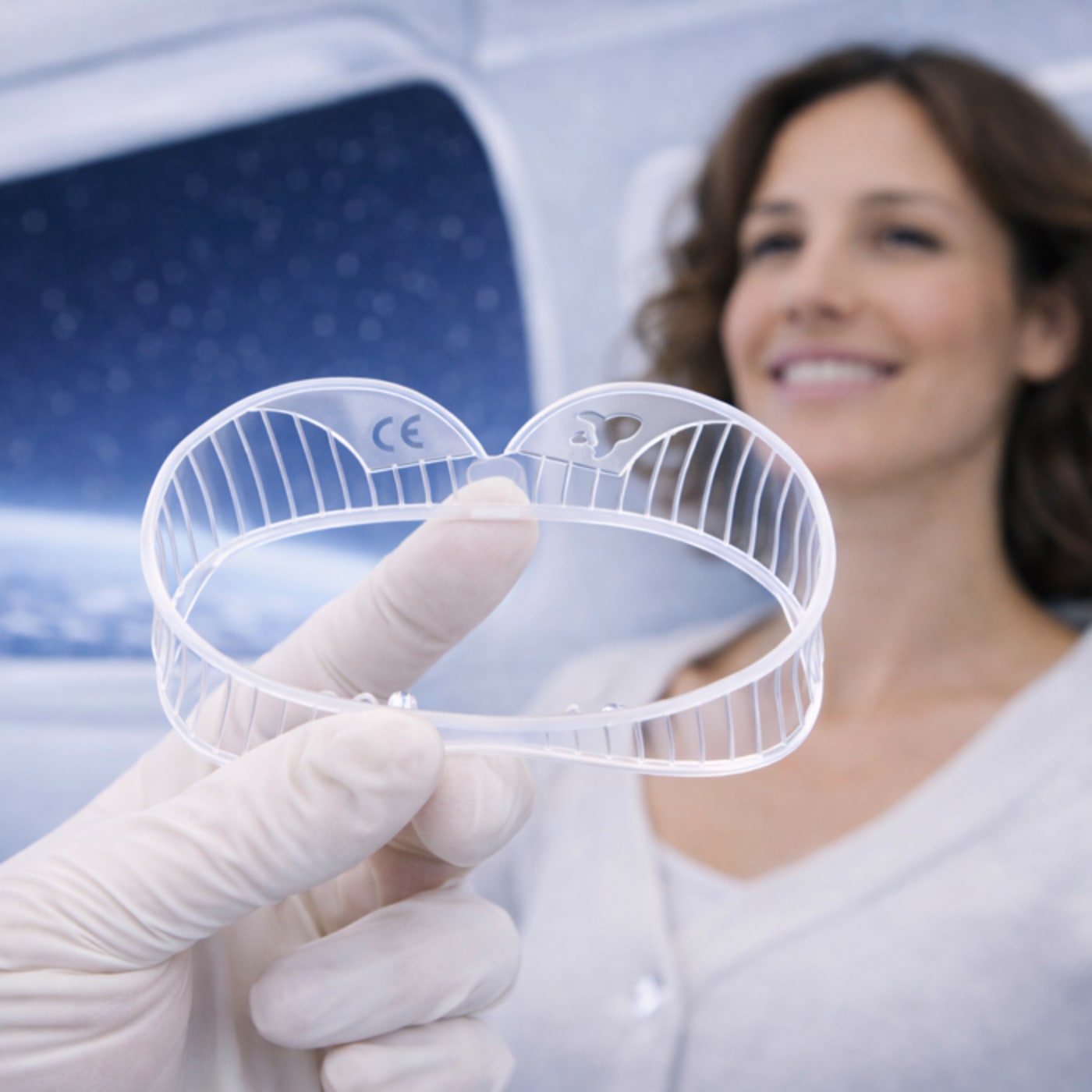 Ring Lip Retractor im Einsatz – Produktbild mit Patientin im Hintergrund