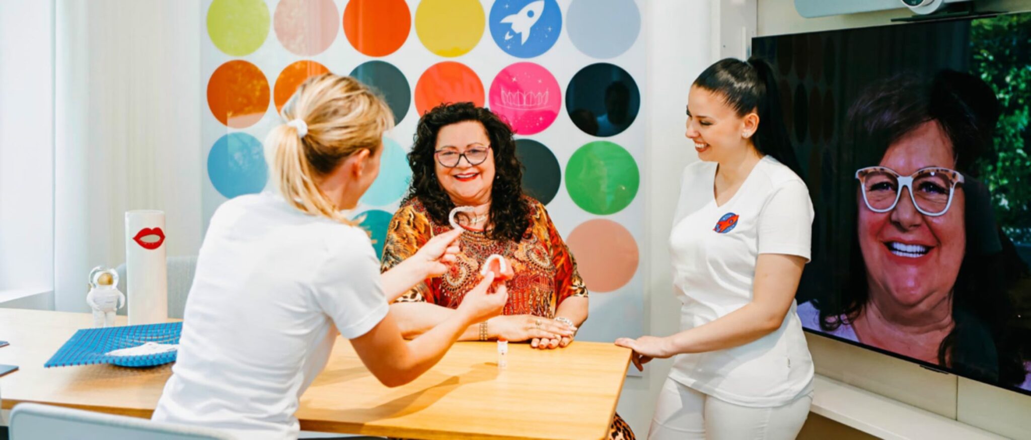 Dr. Nicole Horvath bespricht die Aligner-Behandlung mit einer Patientin in der Zahnarztpraxis Dr. Horvath in Jestetten